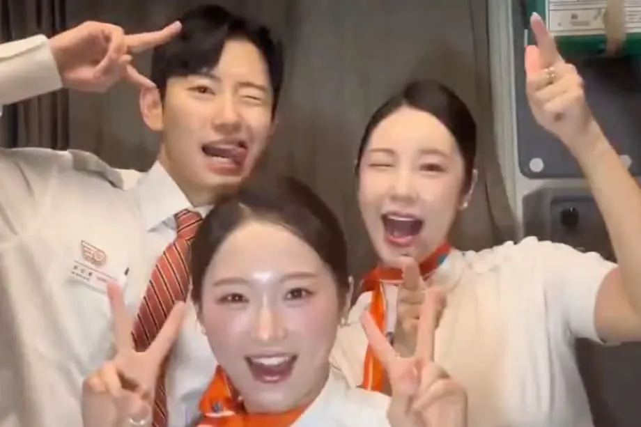 คลิปเต้นของลูกเรือ Jeju Air จุดกระแสวิจารณ์หลังเหตุเครื่องบินตกคร่าชีวิตผู้คน: เกาหลีใต้ถกเถียงเรื่องการไว้อาลัย โซเชียลมีเดีย และความรับผิดชอบ