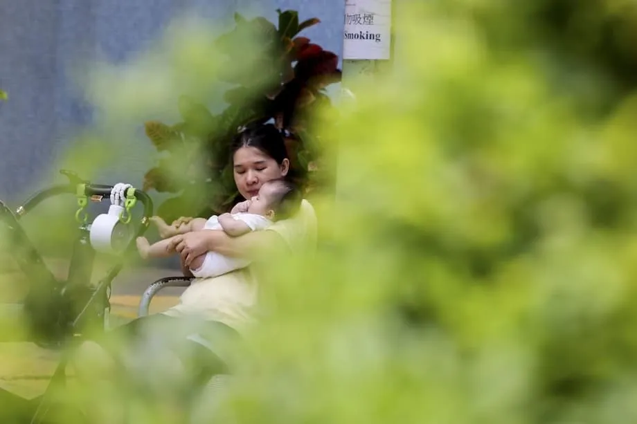 ฮ่องกงควรรวมครอบครัวผู้เข้าร่วมโครงการดึงดูดผู้มีความสามารถไว้ในโครงการเงินอุดหนุนเด็กแรกเกิดหรือไม่? เจาะลึกข้อถกเถียงและผลกระทบ