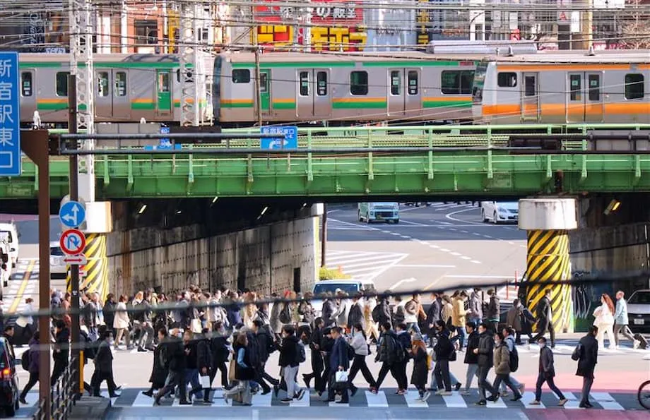 การเดินทางอันแออัดในโตเกียว: เหตุใดรถไฟจึงกลับมาแน่นขนัดอีกครั้ง