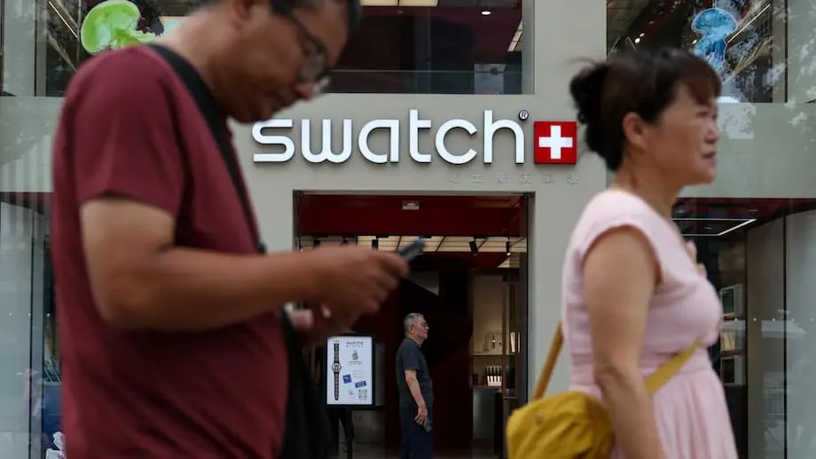 Swatch เผชิญกระแสต่อต้านในจีน หลังโฆษณาทำท่า “ตาเฉียง”: เกิดอะไรขึ้น และมีความหมายอย่างไรต่อแบรนด์ระดับโลก
