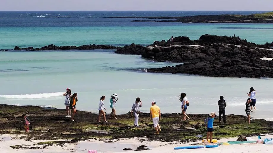 เกาะเชจูออกแนวทางปฏิบัติตัวสำหรับนักท่องเที่ยวหลายภาษา ท่ามกลางความกังวลเรื่องนักท่องเที่ยวล้นเกาะ