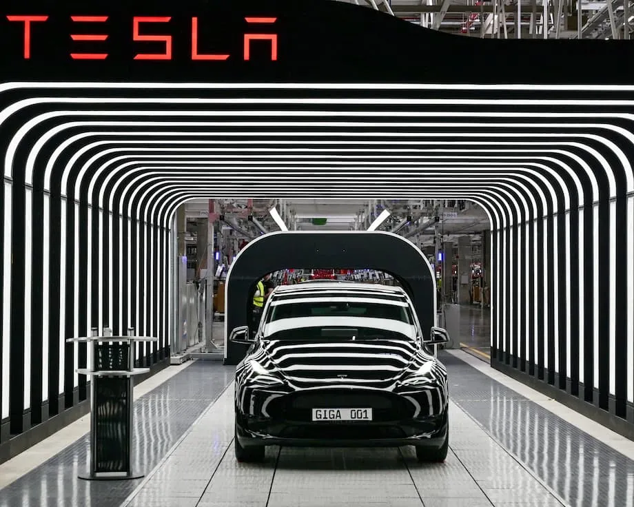 ยอดขาย Tesla ในยุโรปร่วง ขณะที่ BYD พุ่งขึ้น: อะไรอยู่เบื้องหลังการพลิกโฉมตลาดรถยนต์ไฟฟ้า?