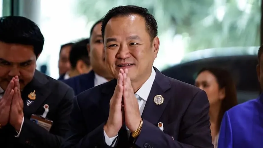 อนุทิน ชาญวีรกูล ขึ้นเป็นนายกรัฐมนตรีไทยท่ามกลางความปั่นป่วนและการเลือกตั้งที่ใกล้เข้ามา
