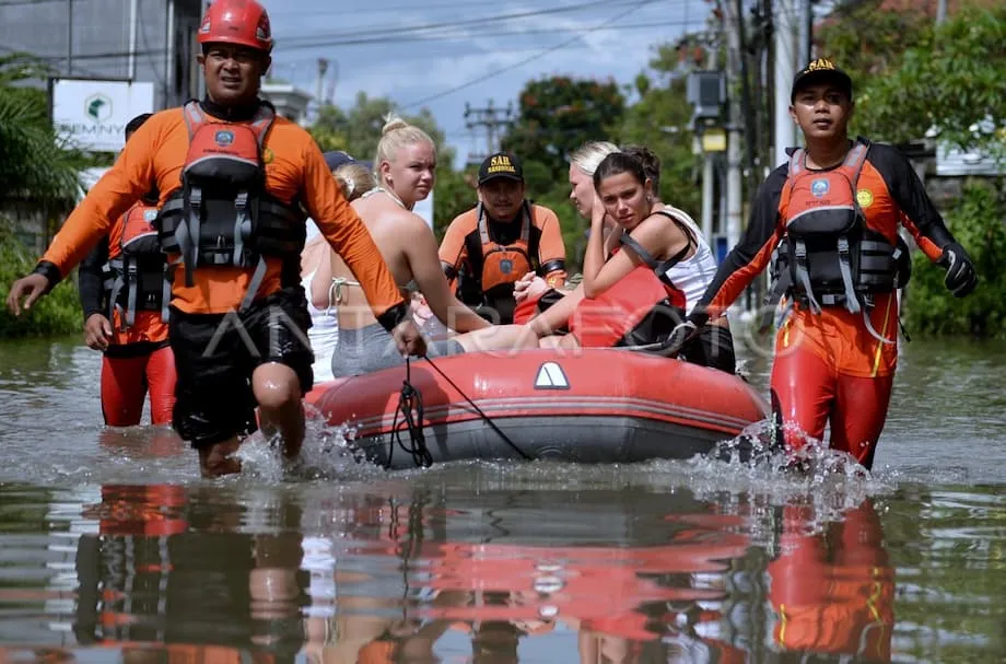 EVACUATION WISMAN CAUGHT FLOOD IN BALI | ANTARA Foto