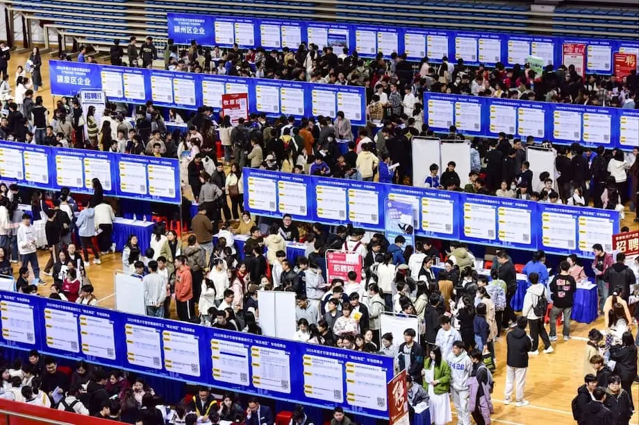 การว่างงานของคนหนุ่มสาวจีนพุ่งสูงสุดในรอบสองปี ขณะบัณฑิตจบใหม่จำนวนเป็นประวัติการณ์เผชิญการจ้างงานซบเซา