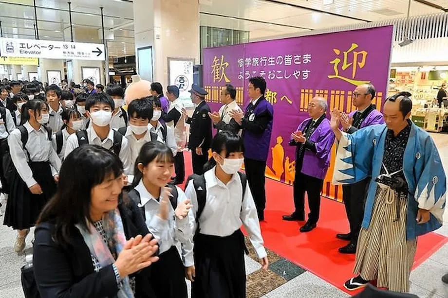 นักท่องเที่ยวล้นเกียวโต ผลักดันโรงเรียนญี่ปุ่นทบทวนทริปทัศนศึกษา