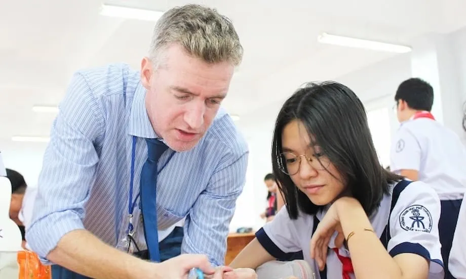 เวียดนามเตรียมจ้างครูภาษาอังกฤษ 22,000 คนภายในปี 2030 เดินหน้าผลักดันให้ภาษาอังกฤษเป็นภาษาที่สอง