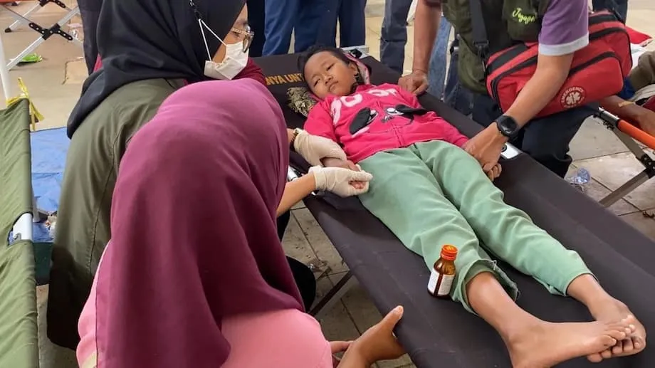 โครงการอาหารกลางวันฟรีในโรงเรียนของอินโดนีเซียเผชิญวิกฤต หลังเด็กกว่า 1,000 คนในชวาตะวันตกป่วย