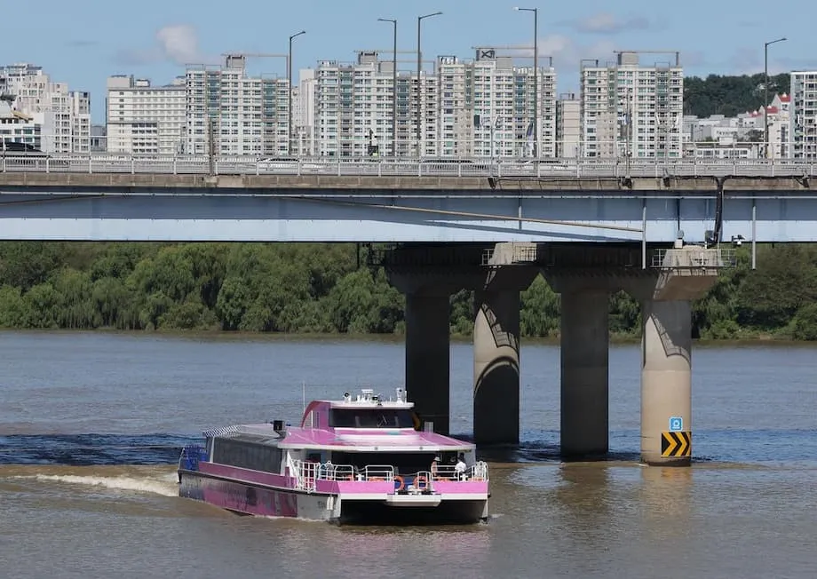 ปัญหาขัดข้องและข้อบกพร่องด้านความปลอดภัย ทำให้รถโดยสารทางน้ำของโซลต้องหยุดให้บริการชั่วคราว