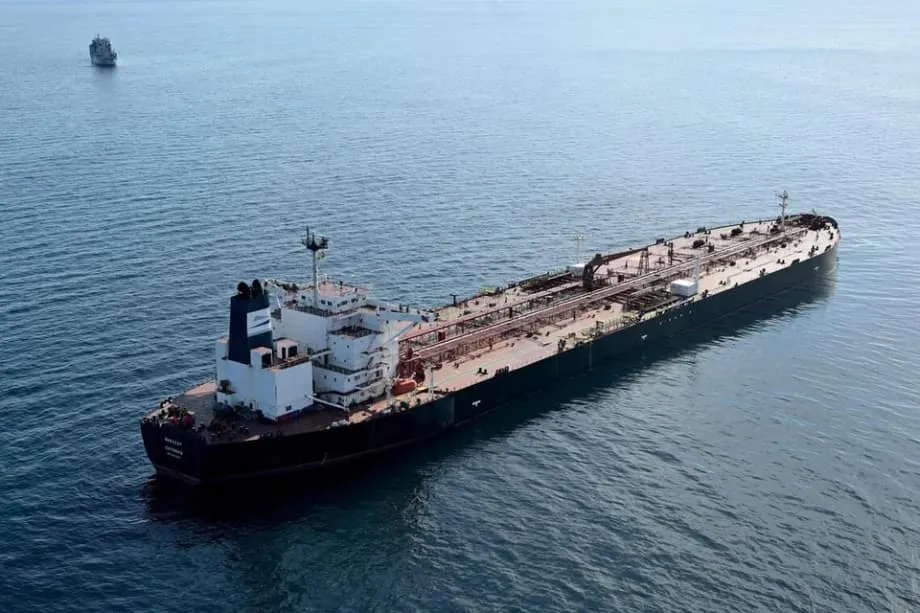 เรือไร้สัญญาณถ่ายโอน LNG ของรัสเซียที่ถูกคว่ำบาตรนอกชายฝั่งมาเลเซีย