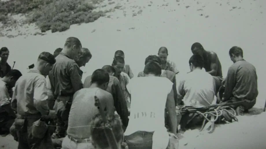 เกาะอาคา ปี 1945: ทหารสหรัฐฯ และญี่ปุ่นร่วมรับประทานอาหารและตกลงพักรบ