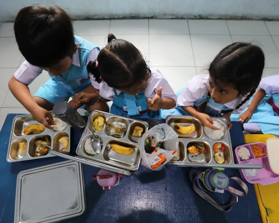 โครงการอาหารกลางวันฟรีในอินโดนีเซียเผชิญเสียงวิจารณ์ หลังผู้ป่วยอาหารเป็นพิษพุ่ง