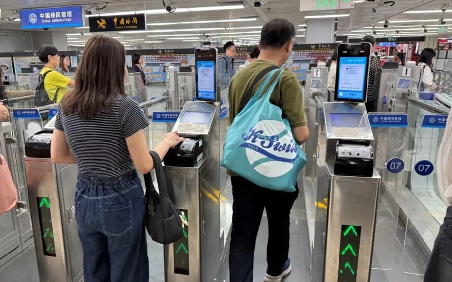 ชาวฮ่องกงหันมาใช้ช่องตรวจคนเข้าเมืองจดจำใบหน้า ขณะที่จีนแผ่นดินใหญ่ขยายจุดให้บริการ