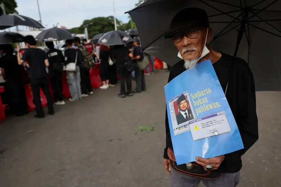 การประท้วงในจาการ์ตาทวีความเข้มข้น คัดค้านแผนมอบตำแหน่งวีรบุรุษแห่งชาติแก่ซูฮาร์โต