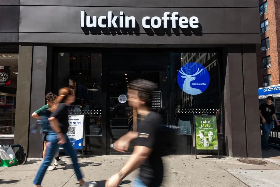 Luckin Coffee ตั้งเป้ากลับเข้าจดทะเบียนในตลาดหุ้นสหรัฐฯ หลังพลิกฟื้นธุรกิจตลอดห้าปี