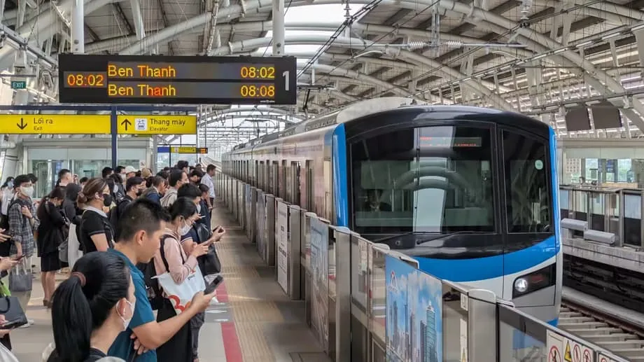 รถไฟฟ้าสายแรกของเวียดนามพลิกโฉมชีวิตคนเมือง ขณะแผนขยายเครือข่ายเดินหน้าเร็วขึ้น