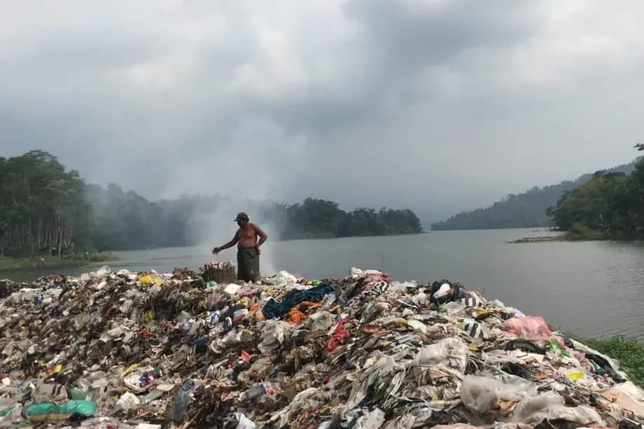 โครงการนำร่องมุ่งแก้วิกฤตการเผาขยะในครัวเรือนของอินโดนีเซีย ขณะที่การถกเถียงระดับชาติเรื่องแนวทางแก้ไขทวีความเข้มข้น