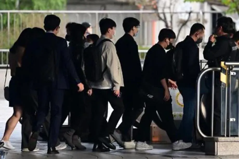 แรงงานเกาหลีใต้สองในสามถูกติดต่องานนอกเวลาทำงาน ขณะที่กฎหมายสิทธิตัดขาดจากงานยังชะงัก