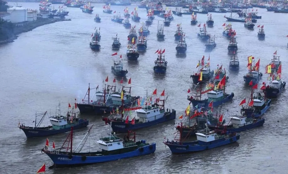 เรือจีนหลายพันลำก่อตัวเป็นแนวกั้นทางทะเลใกล้ญี่ปุ่น ท่ามกลางความตึงเครียดที่ปะทุขึ้น