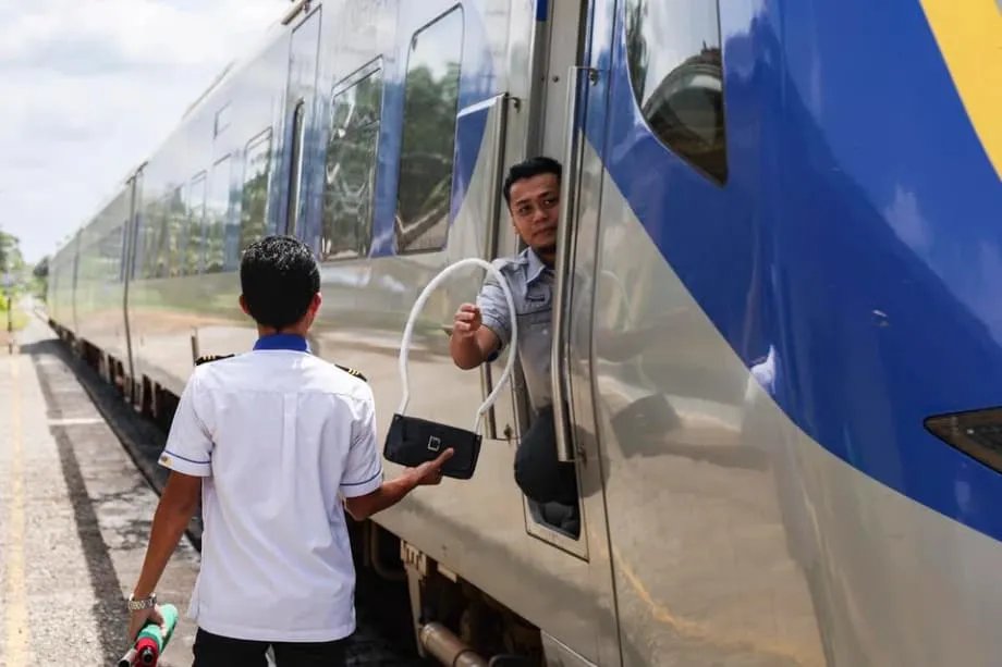 ทางรถไฟสายป่าของมาเลเซียยังคงรักษาพิธีส่งมอบโทเคนจากยุคอาณานิคมที่สืบทอดมากว่าศตวรรษ