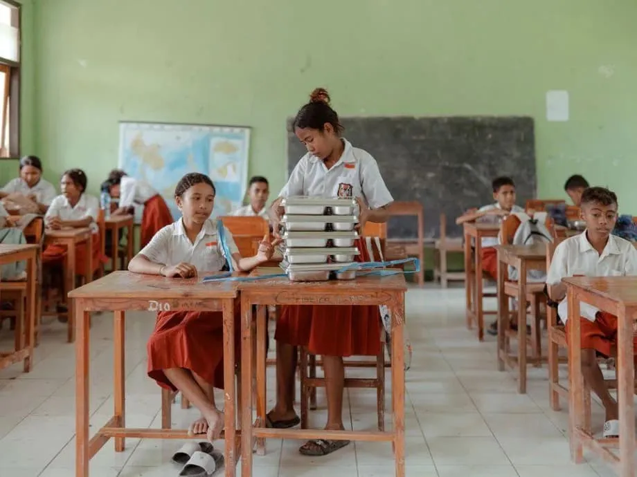 โครงการอาหารฟรีของอินโดนีเซียกดดันงบประมาณและทดสอบความน่าเชื่อถือของผู้นำ