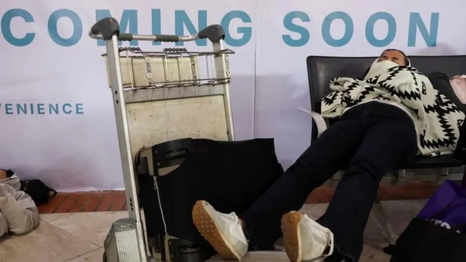 อินโดนีเซียทยอยเปิดสนามบินอีกครั้ง หลังภูเขาไฟอานักกรากะตัวปะทุ ทำผู้โดยสาร 340,000 คนตกค้าง
