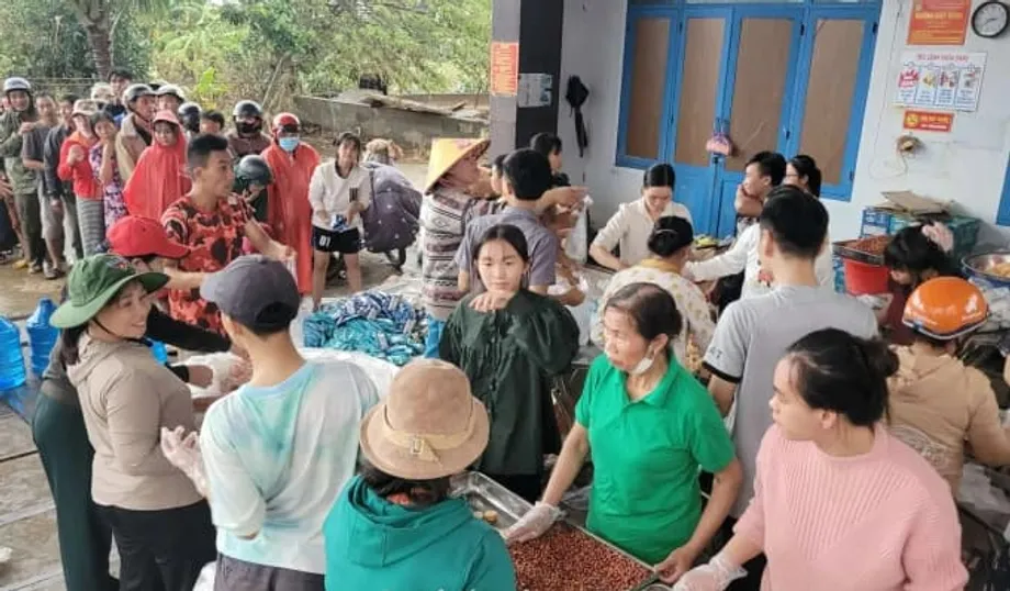 ครัวอาสาเลี้ยงอาหารหลายพันคน ท่ามกลางน้ำท่วมในเวียดนามตอนกลาง