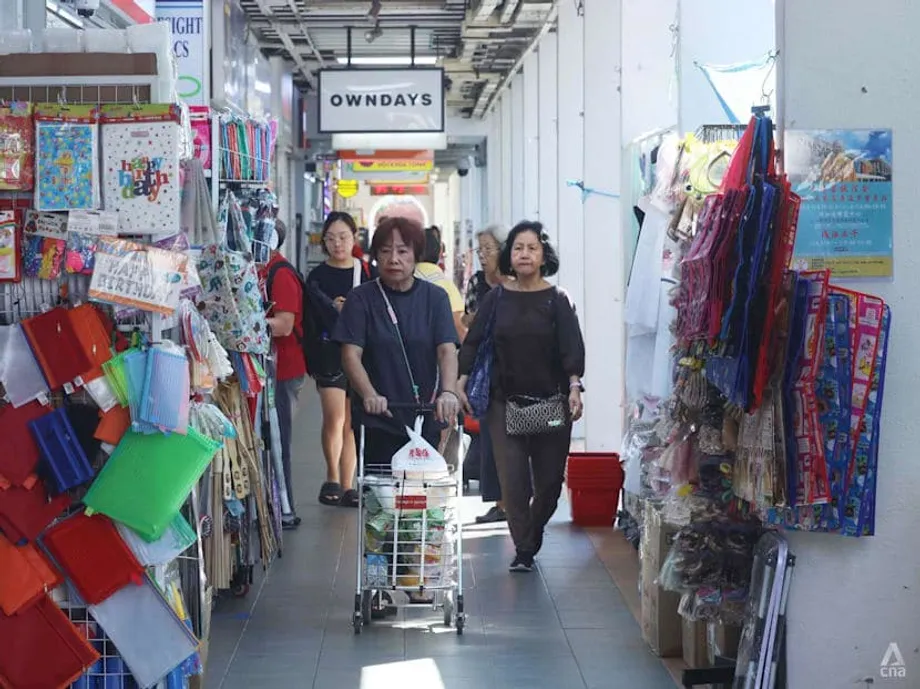 ธุรกิจค้าปลีกในย่านที่อยู่อาศัยของสิงคโปร์บนทางแยก: ประเพณี ร้านเชน และชุมชน