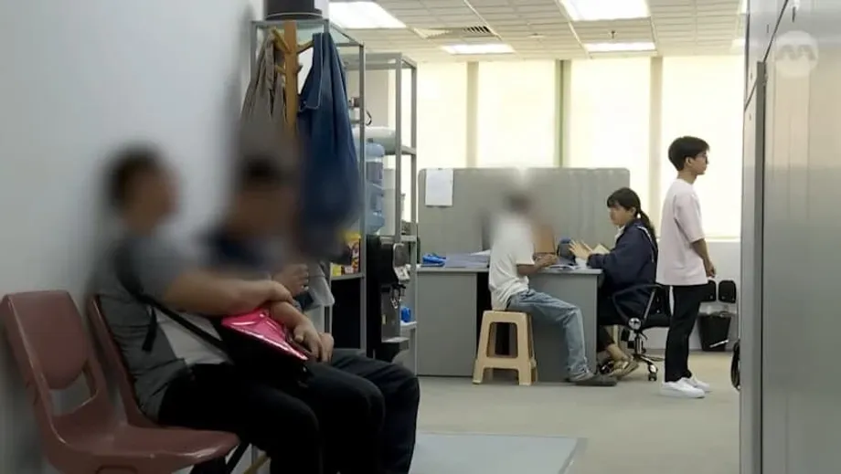 'ฉันกลัวที่จะกลับไป': วิกฤตการเอารัดเอาเปรียบแรงงานเมียนมาในสิงคโปร์ที่ทวีความรุนแรงขึ้น