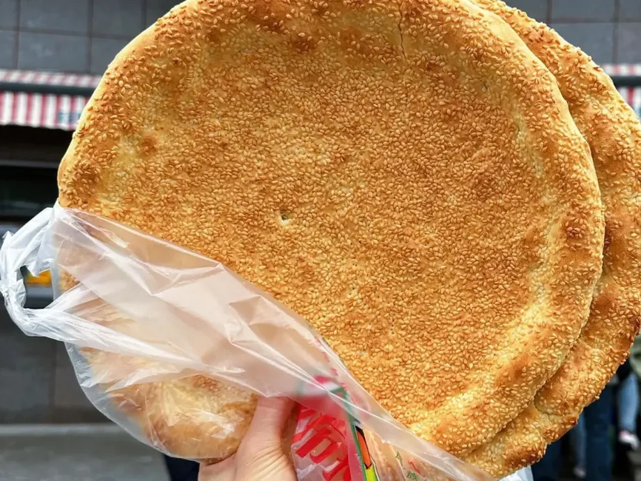 Xinjiang Bread Seller Draws Hours of Queues in Xi'an With Three Large Naan for 10 Yuan