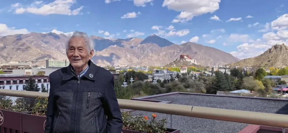 Chinese Retiree Takes 43-Hour Train to Tibet After Using AI to Plan His Trip