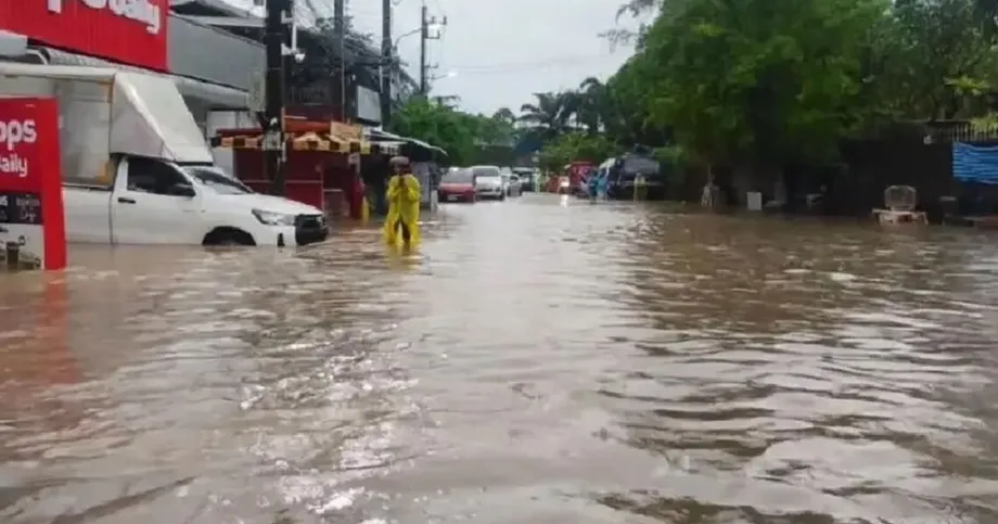 Phuket Issues Red Flood Alert as Bang Yai Canal Rises and Roads Become Impassable