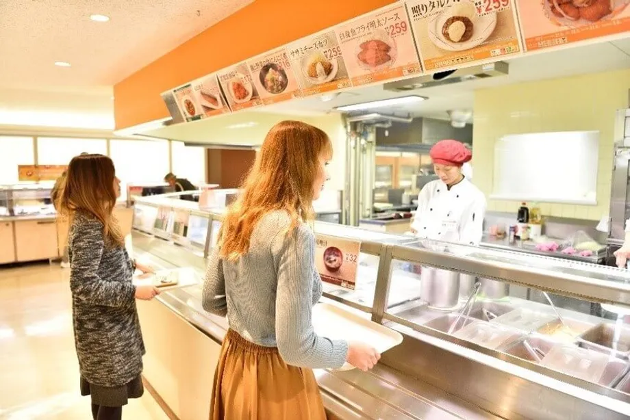 ต้นทุนอาหารที่พุ่งสูงบีบโรงอาหารมหาวิทยาลัยในเกียวโตขึ้นราคา